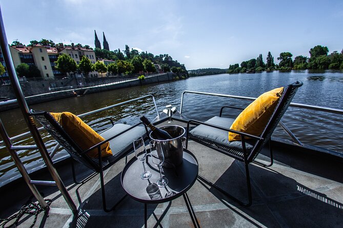 Prague YachtBoat CLASSIC cruise with Unlimited Beer or Prosecco - Is $793.51 a fair group price?