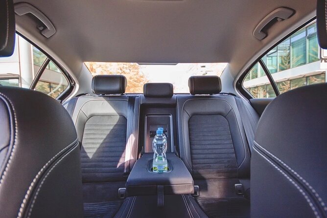 Private ARRIVAL Transfer by LIMOUSINE 3+1pax - The limousine ride into central Prague