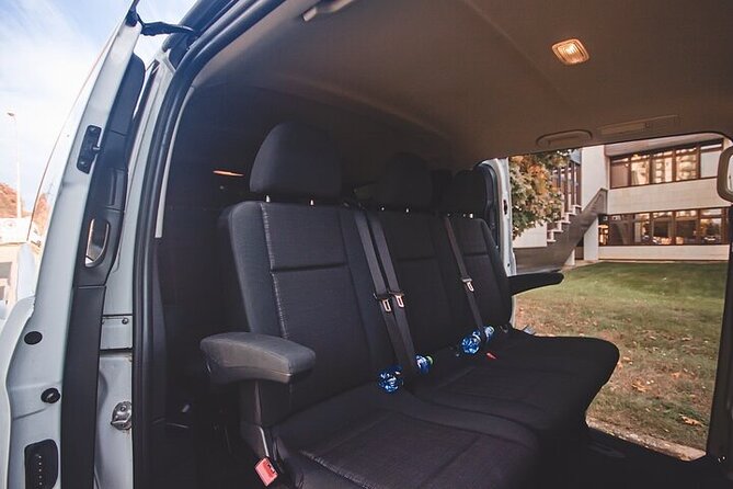 Private ARRIVAL Transfer by MINIVAN Mercedes Vito 8+1pax - Meeting your driver inside Prague Airport
