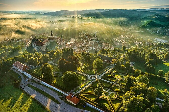 Private Day Trip from Prague to Cesky Krumlov - What the private Mercedes van changes