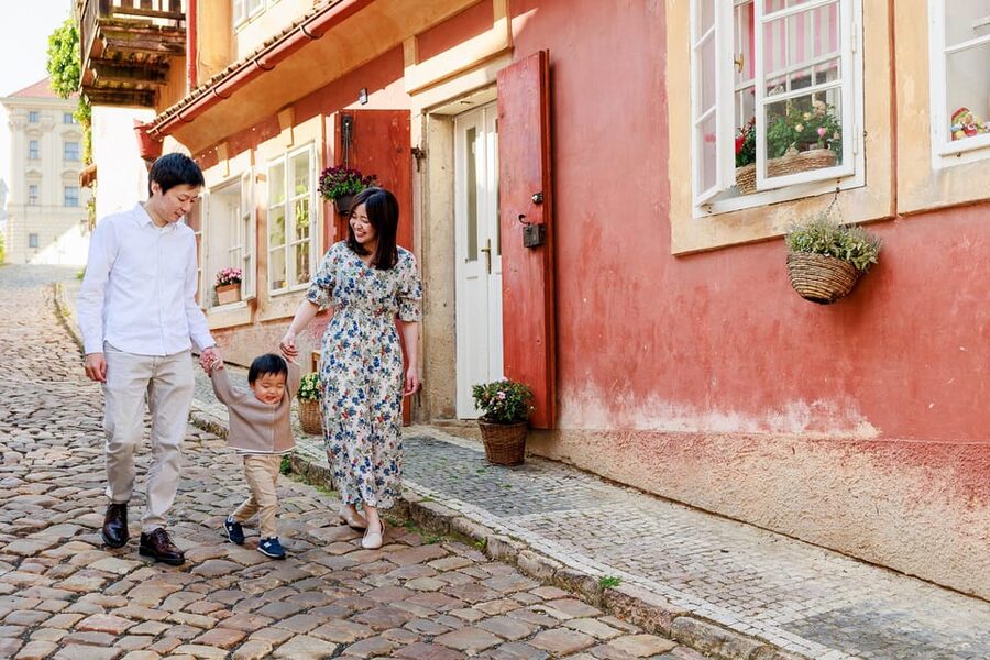 Private Prague Sunrise Photoshoot + Walking Tour - Families and children can fit the format