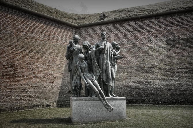Private Terezin Nazi camp tour from Prague All-Inclusive - A Czech lunch at a local brewery
