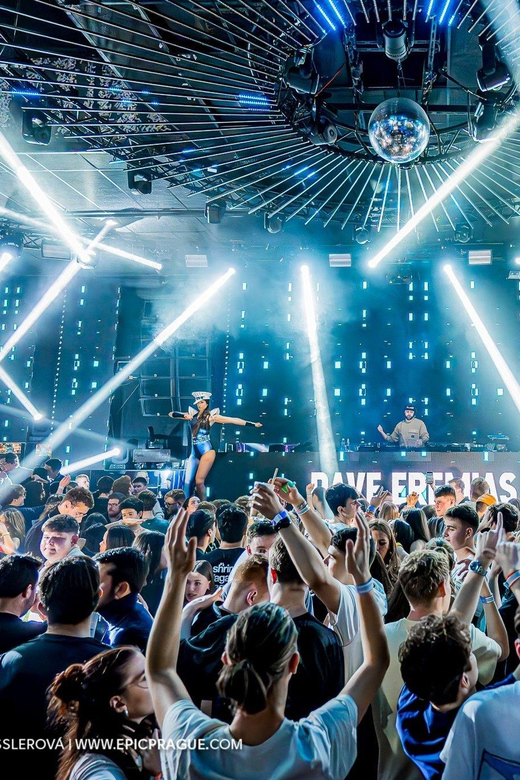 Pub Crawl with Shots and Night Club I Prague - Who should book this nine-hour night out?