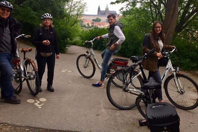 Radtour durch Prag auf Deutsch - Kampa Park, the Lennon Wall, and Charles Bridge