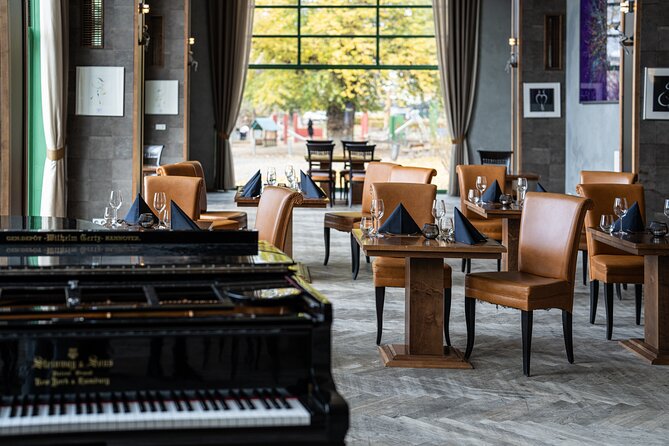 Sinatra Tribute Show and Dinner Experience in Manes - How the Sinatra concert fits the meal