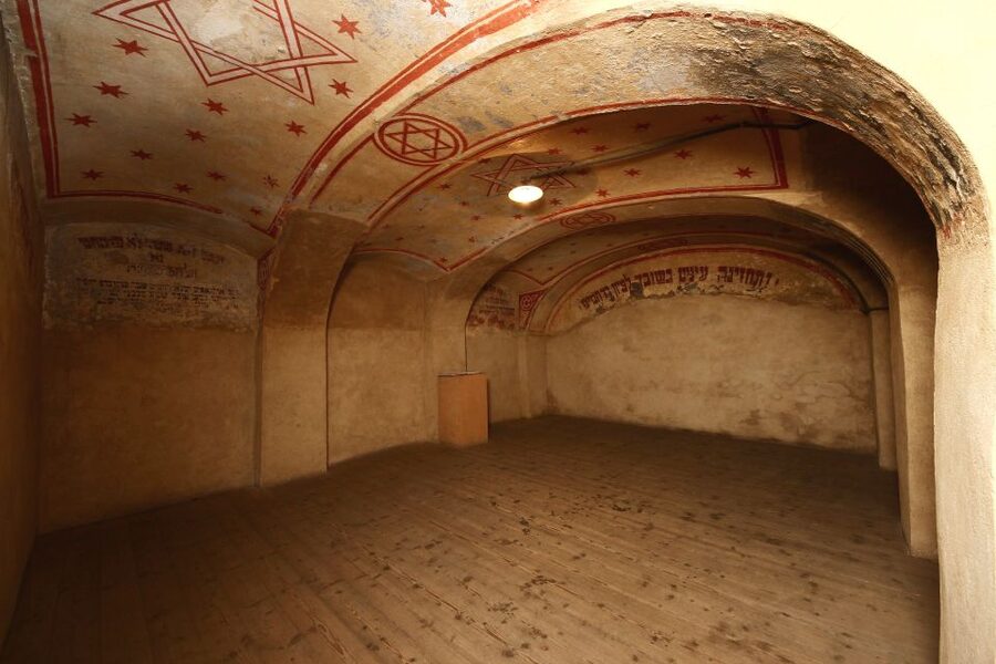 Terezin Memorial: Entry Ticket Combo w. Guided Walking Tour - The walk from the Small Fortress to the former ghetto