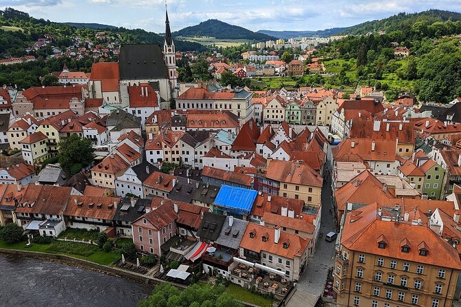 Walking private guided tour in Cesky Krumlov with local certified guide - Why guide Oli earns special praise