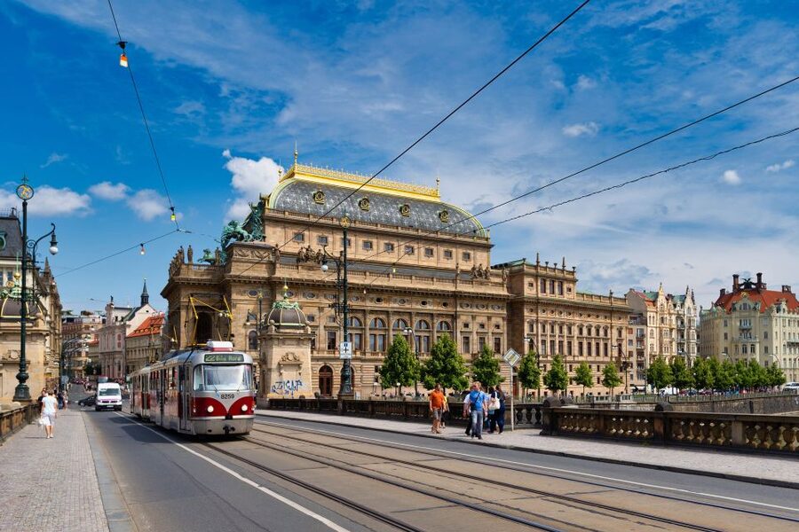Walking tour of Prague in French : Nové Město - Powder Tower, Estates Theater, and Cubist design